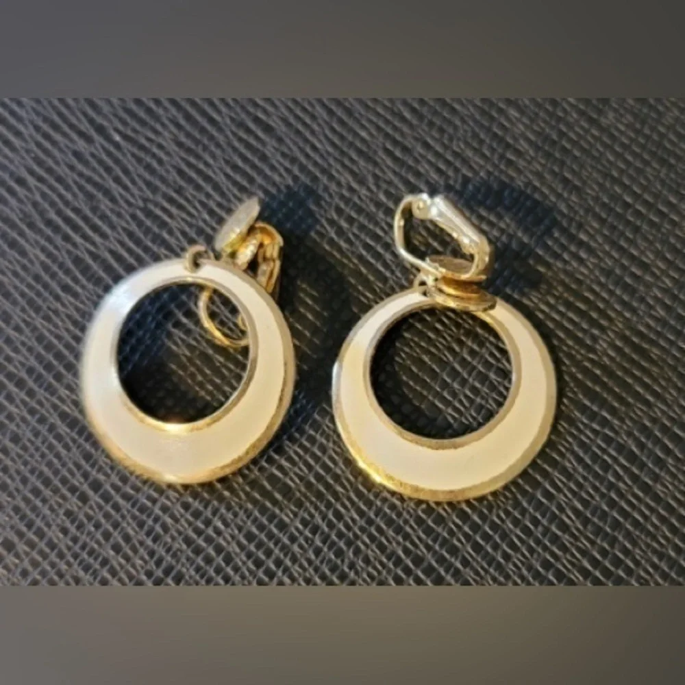 Cream and gold circle earrings.